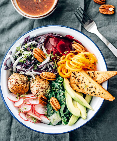Salat-Bowl mit Quinoa Balls, mariniertem Tofu und Erdnusssauce