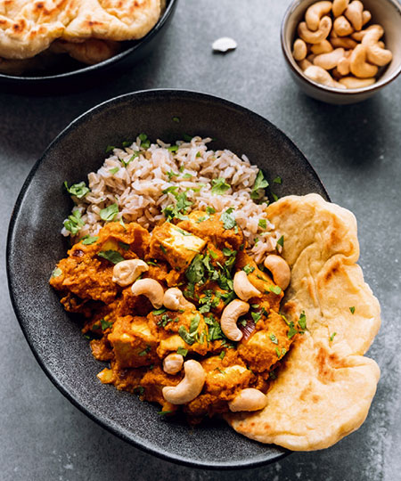 Indisches Tofu-Curry mit Cashews und Naan-Brot
